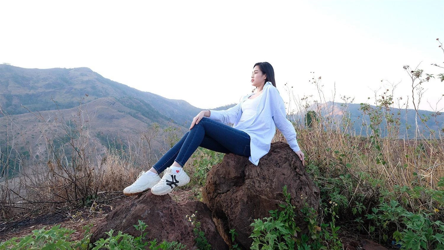 Hoa hậu Đỗ Thị Hà diện áo trắng giản dị, đẹp tinh khôi trên đỉnh núi lửa Chư Đăng Ya ảnh 5