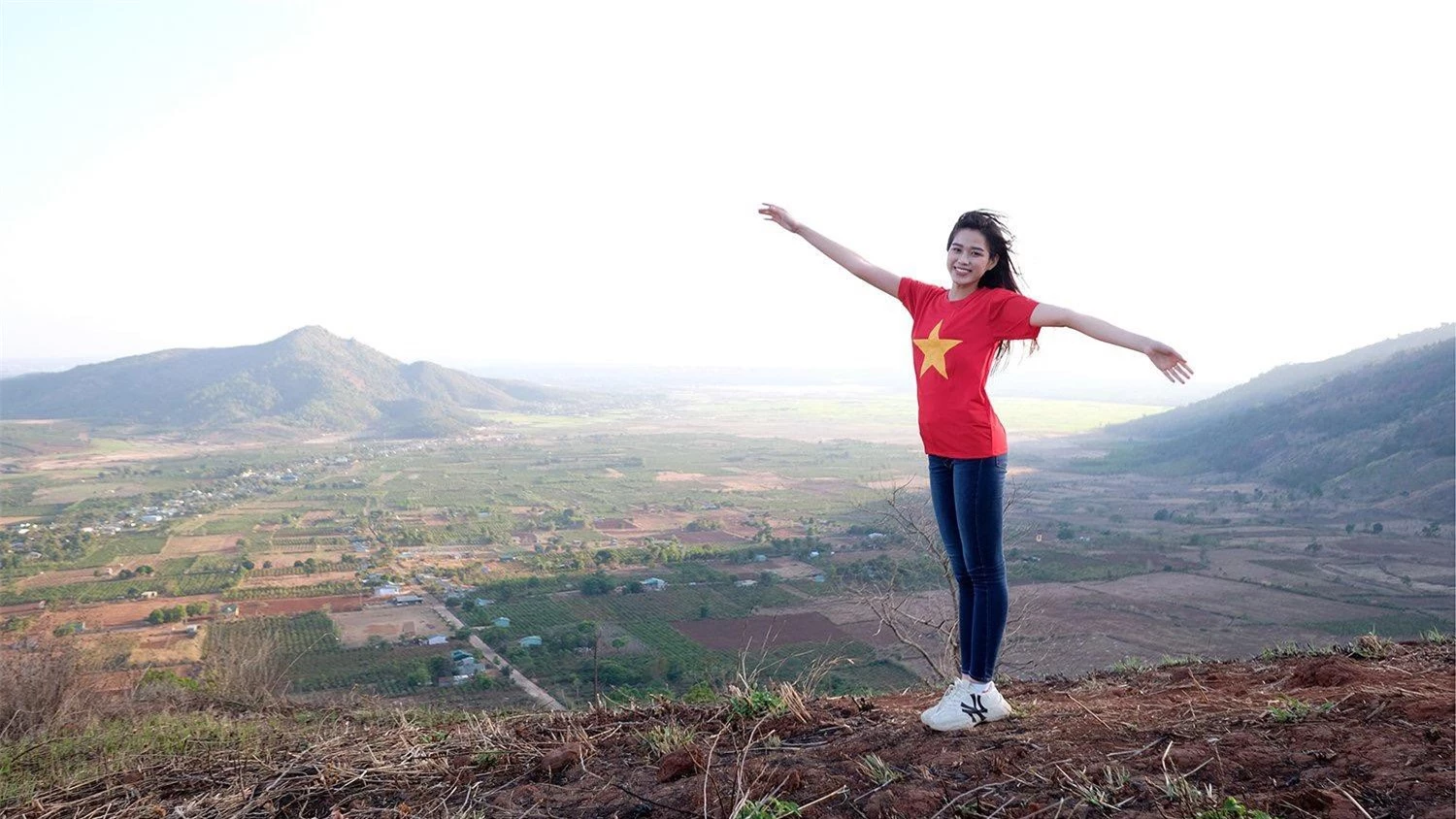 Hoa hậu Đỗ Thị Hà diện áo trắng giản dị, đẹp tinh khôi trên đỉnh núi lửa Chư Đăng Ya ảnh 6