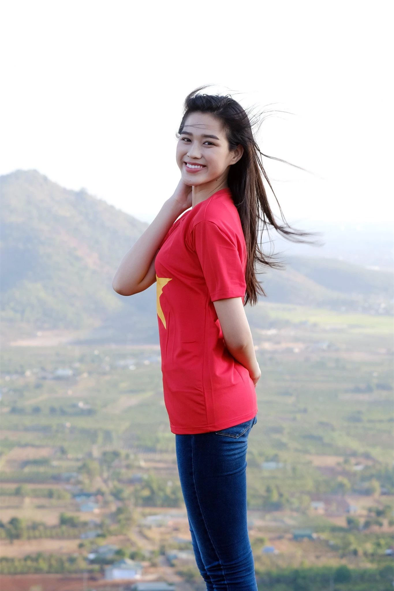 Hoa hậu Đỗ Thị Hà diện áo trắng giản dị, đẹp tinh khôi trên đỉnh núi lửa Chư Đăng Ya ảnh 8