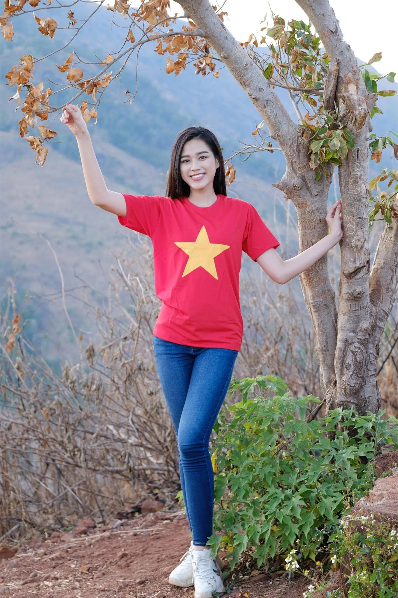 Hoa hậu Đỗ Thị Hà diện áo trắng giản dị, đẹp tinh khôi trên đỉnh núi lửa Chư Đăng Ya ảnh 9