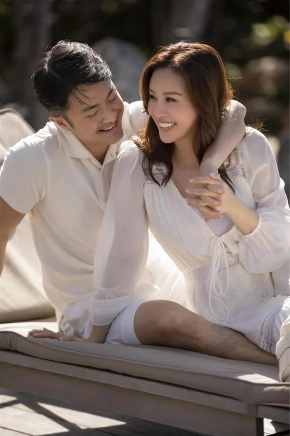 Khoảnh khắc ngọt ngào của Thu Hoài bên vị hôn phu kém tuổi Trí Tống.