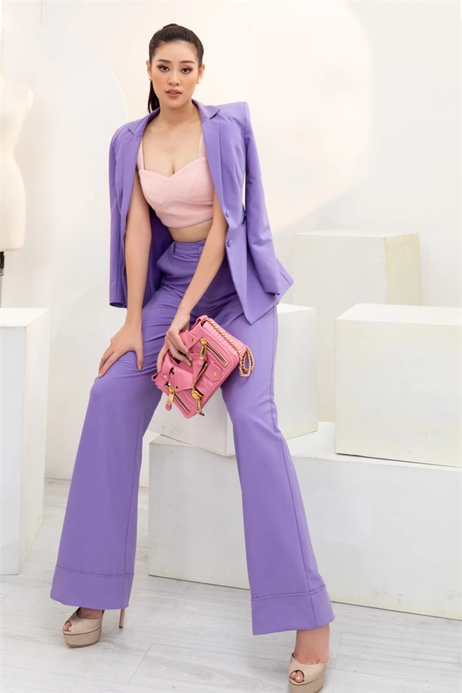 Khánh Vân bị nhắc nhở về cách phối đồ, bật khóc vì xúc động trước giờ đi thi Miss Universe - Ảnh 7. Khánh Vân bị nhắc nhở về cách phối đồ, bật khóc vì xúc động trước giờ đi thi Miss Universe - Ảnh 7.