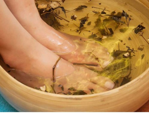 Mẹ chồng đau khớp, nàng dâu tung tuyệt chiêu khiến bà "cưng như con đẻ"