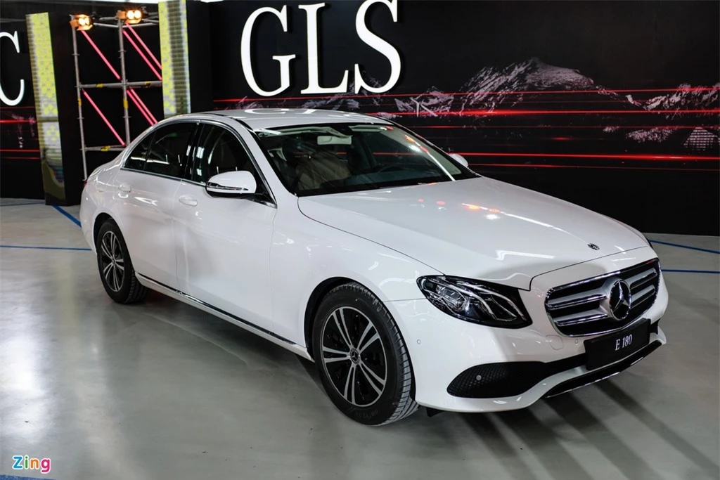 Mercedes-Benz E-Class 2021 khac biet gi voi doi cu anh 2