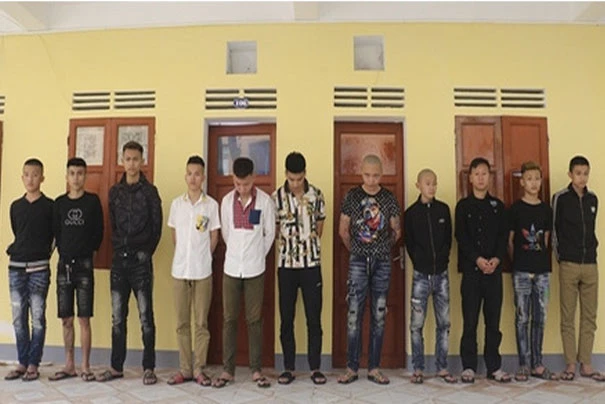 Các đối tượng liên quan bị cơ quan công an bắt giữ. (Ảnh: Báo điện tử Người lao động) Các đối tượng liên quan bị cơ quan công an bắt giữ. (Ảnh: Báo điện tử Người lao động)