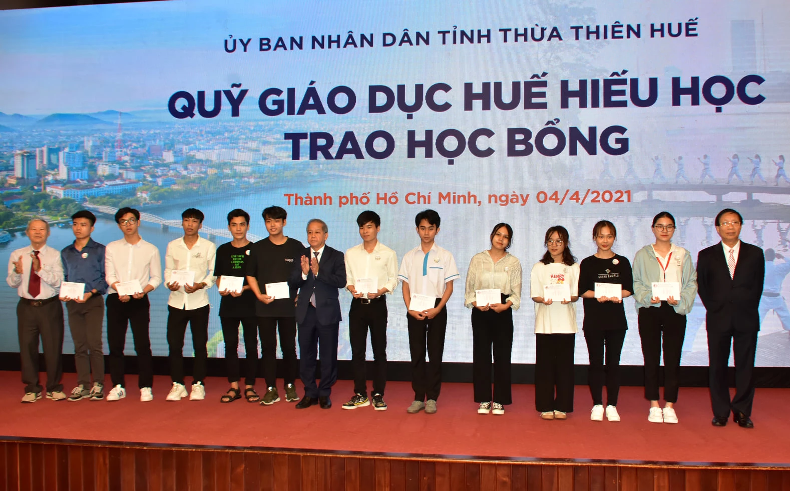 Trao học bổng của Quỹ Giáo dục hiếu học Huế cho các sinh viên tại TP.HCM.