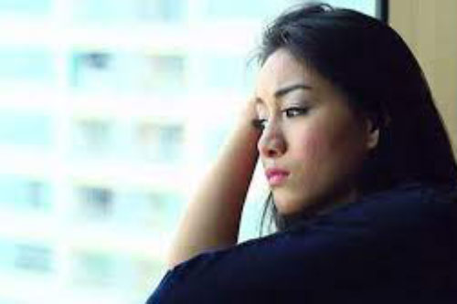 Đang ăn tối thì bất ngờ bạn trai nói bé gái bàn bên giống tôi, khi tôi nhìn sang người đi cùng với cô bé thì cứng đơ người