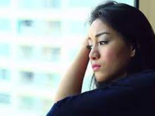 Đang ăn tối thì bất ngờ bạn trai nói bé gái bàn bên giống tôi, khi tôi nhìn sang người đi cùng với cô bé thì cứng đơ người