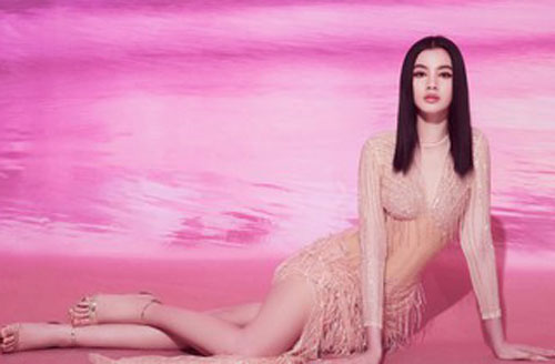 Người đẹp Cẩm Đan diện váy lưới xuyên thấu khoe body gợi cảm