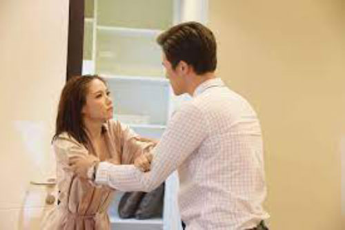 Đang lúi húi trong bếp, bất ngờ bàn tay lạ ôm eo tôi, chưa định hình được ai thì chồng tôi vỗ tay và nói một câu nhói lòng