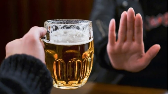 Uống nhiều rượu, bia làm tăng nguy cơ mắc bệnh vảy nến.
