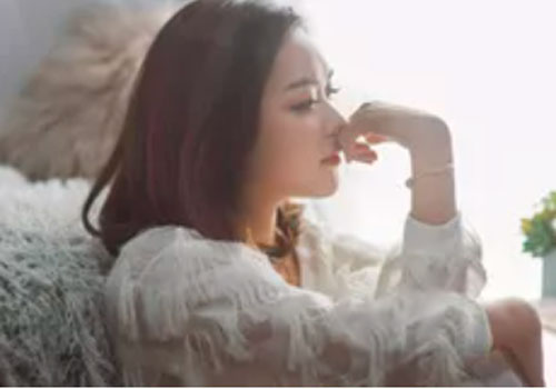 Khuyên chị dâu đừng ly hôn, chị ấy bật khóc đưa ra một thứ khiến cả nhà tôi bối rối