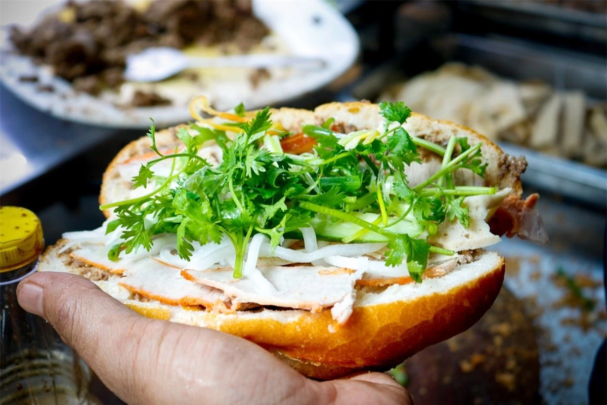 Tiem banh mi Bay Ho 80 nam anh 2