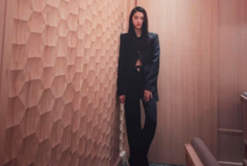 Lần hiếm hoi Quan Hiểu Đồng xuất hiện với hình ảnh "soái tỷ", vòng eo siêu nhỏ nhưng đôi chân dài cực phẩm vẫn chiếm trọn "spotlight"