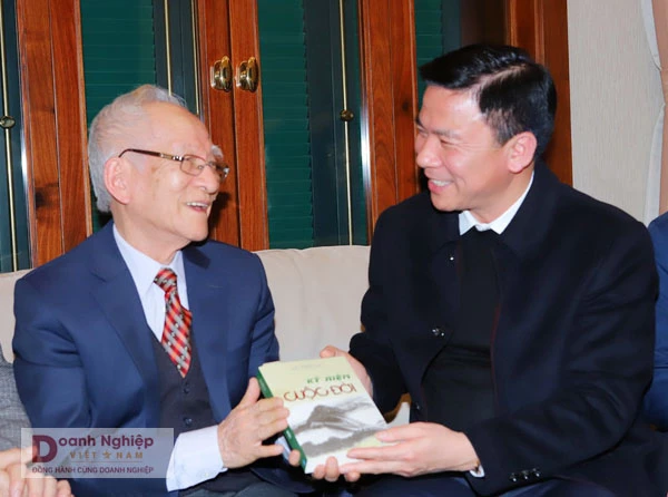 Giáo sư Lê Viết Ly tặng cuốn sách “Kỷ niệm cuộc đời” cho Bí thư Tỉnh ủy Thanh Hóa Đỗ Trọng Hưng.