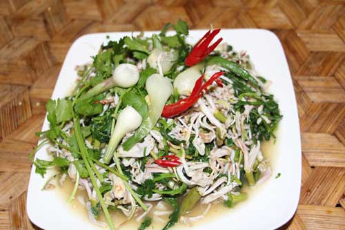 Nộm hoa ban, món ngon giản dị của người Thái Sơn La