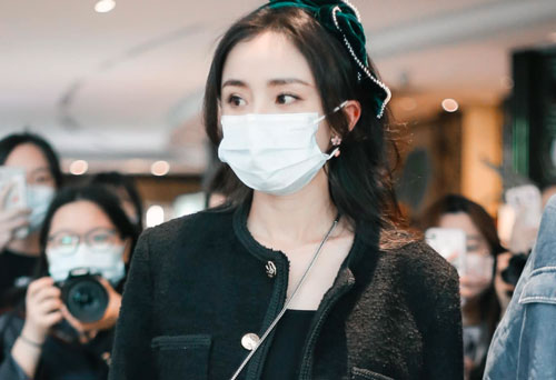 Dương Mịch mặc quần đùi đi quay show, nhìn đến đôi chân netizen xót xa vì gầy như que tăm