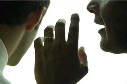 Vợ xấu hổ vì thói quen “chém gió” của chồng