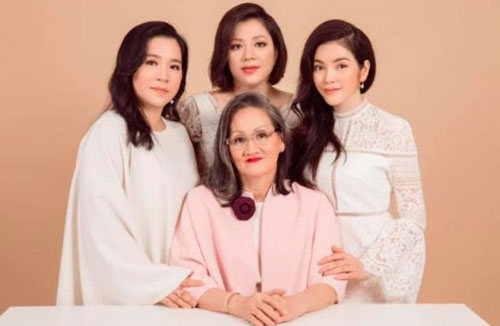 Lý Nhã Kỳ khoe ảnh đại gia đình toàn mỹ nhân, tranh thủ "tuyển chồng" cho bản thân