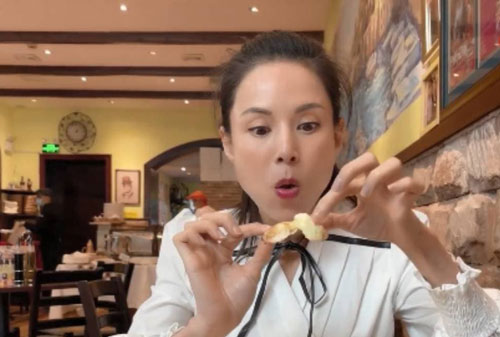 Bị chê gầy tong teo, 'Tiểu Long Nữ' Lý Nhược Đồng phản pháo bằng cách ăn ngấu nghiến hết chiếc pizza cỡ lớn