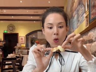 Bị chê gầy tong teo, 'Tiểu Long Nữ' Lý Nhược Đồng phản pháo bằng cách ăn ngấu nghiến hết chiếc pizza cỡ lớn