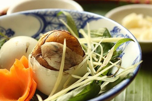 Vì sao trứng vịt lộn phải ăn kèm với gừng và rau răm?