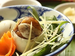 Vì sao trứng vịt lộn phải ăn kèm với gừng và rau răm?