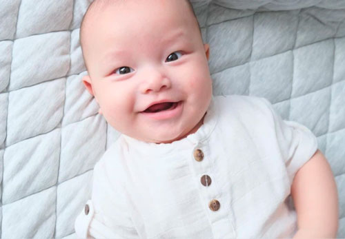 Kim Lý thích thú trước nụ cười của con trai Leon và còn nhận xét giống một người