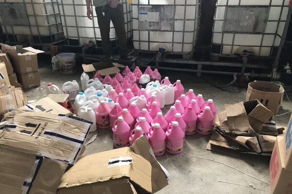 Bắt quả tang cơ sở sản xuất nước giặt giả mạo nhãn hiệu D-nee, Comfort