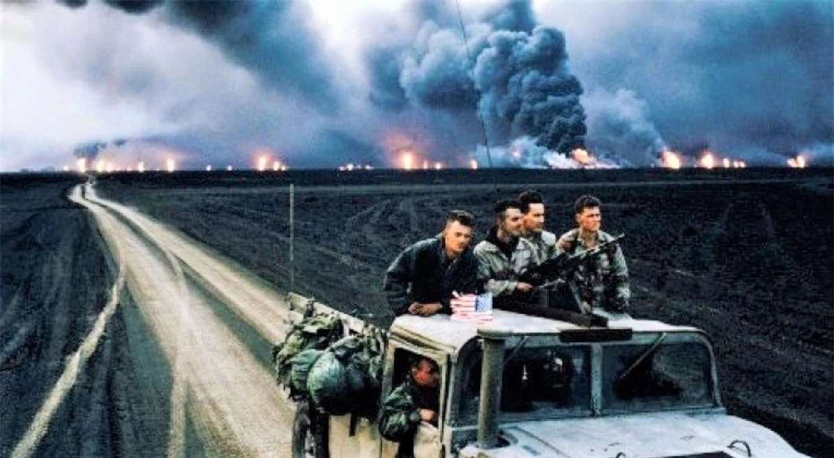 Lính Mỹ đang rút khỏi các mỏ dầu đang cháy; Nguồn: militarywatchmagazine.com