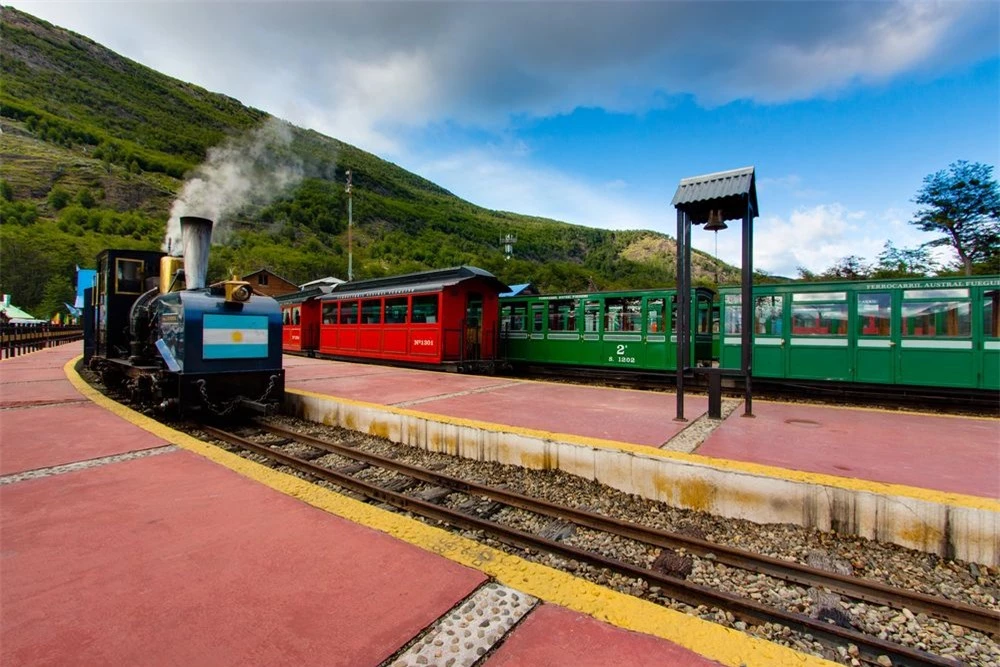 Tuyến đường sắt Nam Fuegian hay Tren del Fin del Mundo đang hoạt động để phục vụ du khách. Ảnh: Colm Linehan/Flickr.