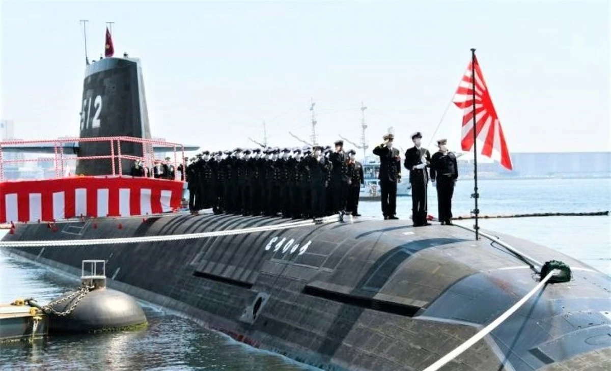 Chiếc Toryu SS-512 - chiếc thứ hai được trang bị ắc-quy lithium-ion và chiếc cuối cùng của lớp Sōryū trong lễ chuyển giao cho Hải quân Nhật Bản; Nguồn: janes.com
