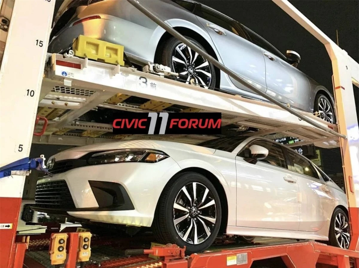 Những hình ảnh được đăng tải trên Civic11Forum cho thấy Honda Civic đời thứ 11 không hề ngụy trang. Có thể thấy rõ hai màu sắc ngoại thất của mẫu sedan là Lunar Silver và Platinum White, trong đó Lunar Silver là màu sắc chưa từng xuất hiện trước đây.