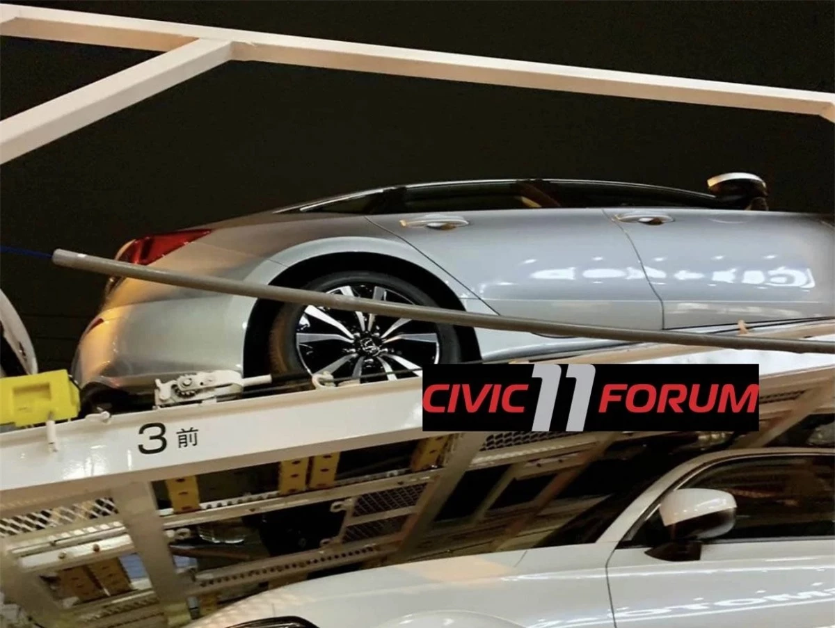 Hiện vẫn chưa có bất kỳ bức ảnh nào về nội thất của Honda Civic 2022, dù có thể sẽ giống với nội thất của mẫu Prototype, có bảng điều khiển ngang rộng, màn hình nổi, cửa gió điều hòa cách điệu và bảng điều khiển khí hậu ba nút xoay. Mẫu Civic hoàn toàn mới dự kiến sẽ được bán tại Mỹ vào cuối mùa xuân năm nay, sau đó là các thị trường lớn như Trung Quốc.