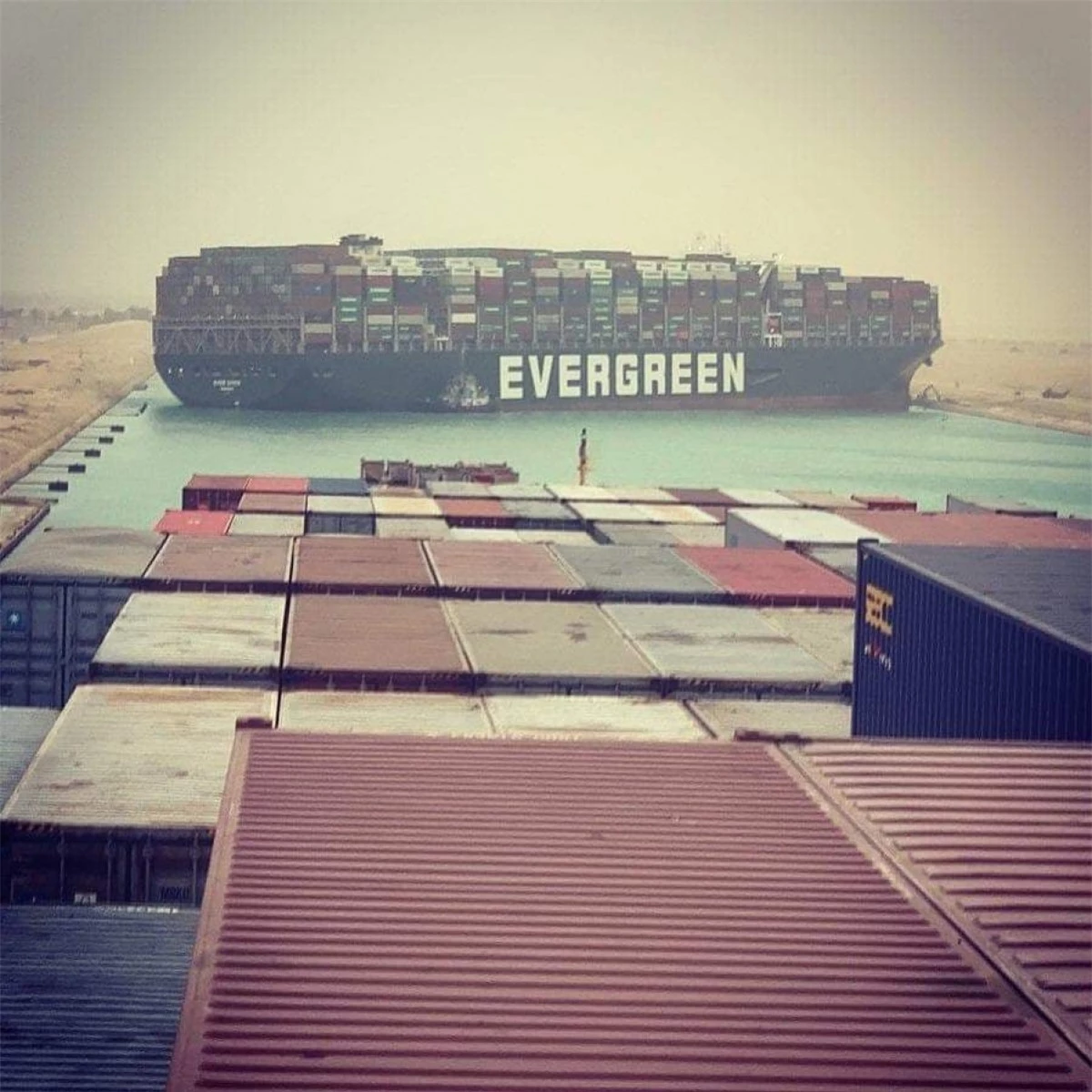 Tàu Ever Given mắc kẹt, chắn ngang kênh đào Suez. Ảnh: Instagram fallenhearts17