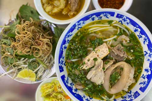 Quán bún bò mỡ nổi có một không hai tại TP.HCM