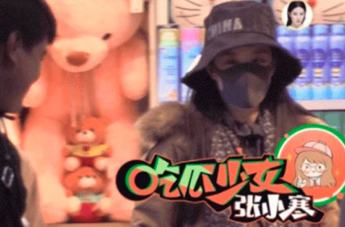 Lưu Diệc Phi bị bắt gặp khoảnh khắc hớn hở ra mặt khi sắm được chiếc mũ với giá chỉ... 35.000 đồng?