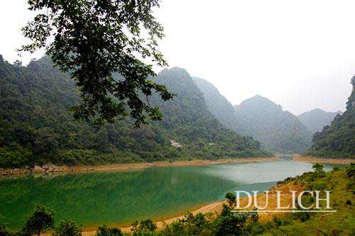Mê mẩn khám phá vẻ đẹp của hồ Thang Hen, Cao Bằng 