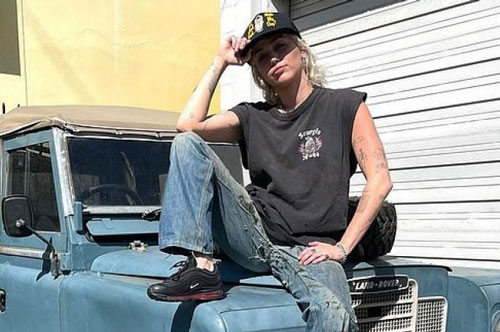 Miley Cyrus diện đồ bụi bặm, tạo dáng "ngầu" bên xế hộp cổ điển