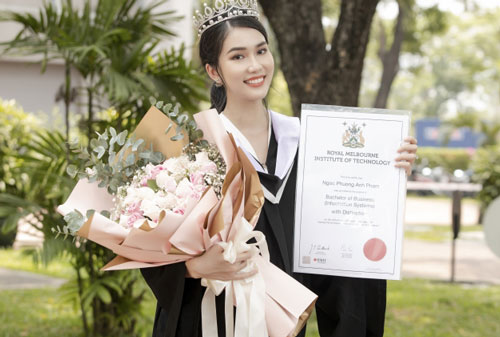 Phương Anh xinh đẹp rạng rỡ trong lễ tốt nghiệp