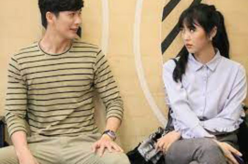 Cưới anh chàng từng yêu thầm mình sau vài tháng hẹn hò, đúng lúc cử hành hôn lễ, chú rể lặng người nghe tiếng gọi phía sau: “Còn mẹ con em thì sao”