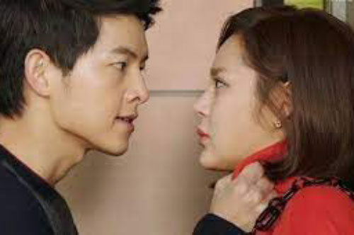 Quyết ly hôn ôm bụng bầu vượt 200km về nhà mẹ đẻ, tôi hoảng hốt thét lên khi thấy bóng người lao ra giật lấy vali