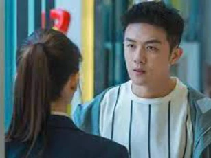 Vừa từ nhà ngoại về, chồng đã đi thẳng lên ban công, tôi chết sững khi thấy hành động của anh trong bóng tối