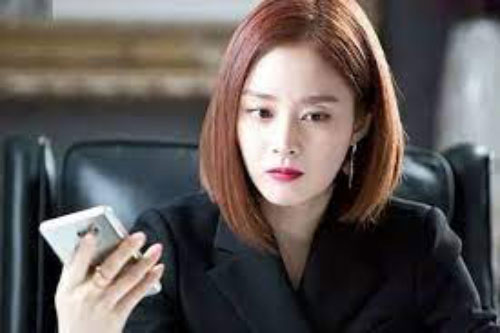 Chồng nghe điện thoại liên tục trong bữa tối, vợ tinh ý sinh nghi chỉ sau vài dấu hiệu và có màn phá án như phim nhờ mấy lời "nắn gân" đúng tim đen