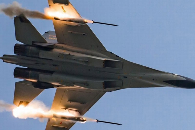 Chiến cơ Su-30 buộc phải tháo chạy khỏi trận chiến với tiêm kích F-16