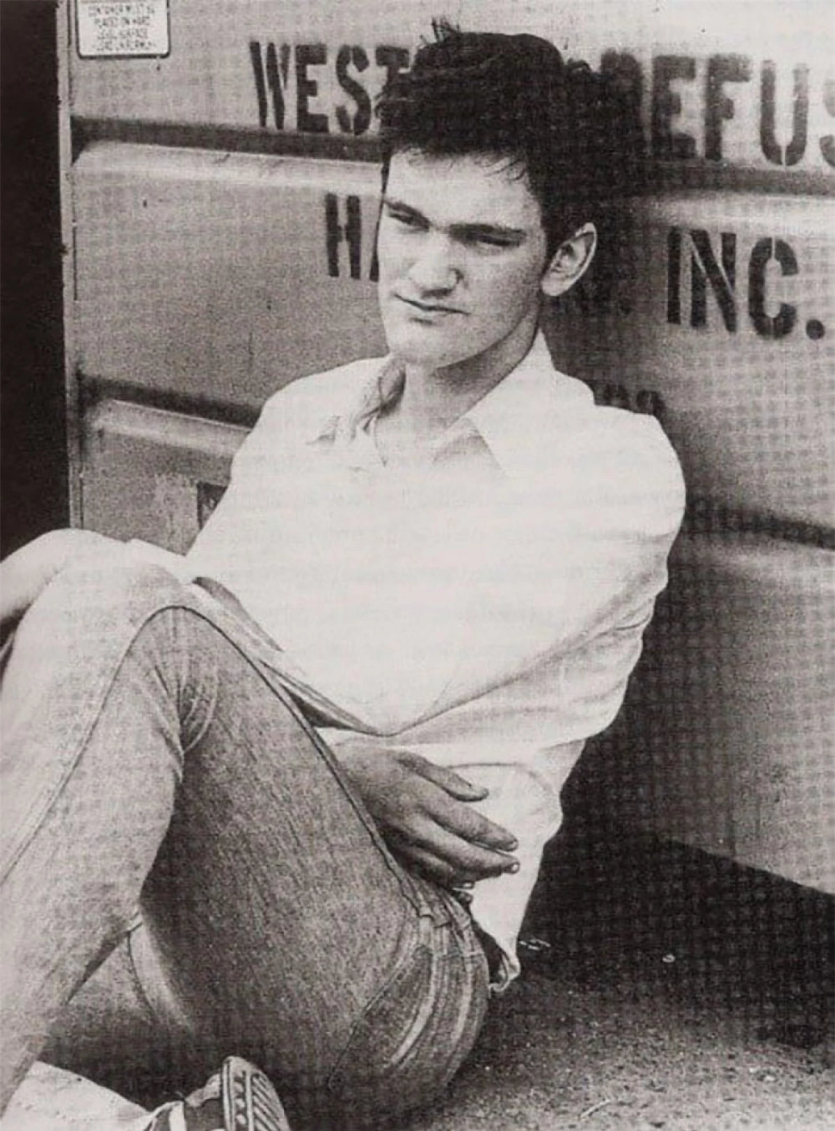 Quentin Tarantino thể hiện đam mê với phim ảnh của mình từ khi còn đang đi học. Năm 15 tuổi, ông bắt đầu làm việc trong một rạp phim. Những năm 1980, ông làm việc cho một cửa hàng video trong 5 năm. Bằng cách xem phim ở cửa hàng đó, Tarantino đã học được rất nhiều điều về cách làm phim và sau đó, ông được trả tiền để xem phim. Công việc đầu tiên ông nhận được tại Hollywood là vào năm 1986 với tư cách là trợ lý sản xuất. Năm 1992, ông viết kịch bản và đạo diễn bộ phim “Reservoir Dogs”, bộ phim đã giúp ông trở thành đạo diễn nổi tiếng.