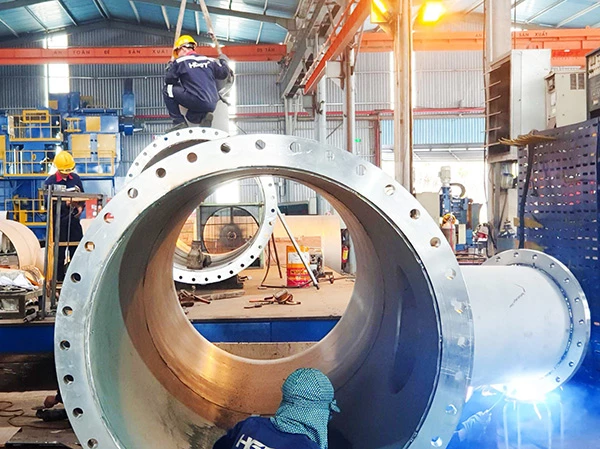 Nhà máy cơ khí Hà Giang Phước Tường (Đà Nẵng) đang khẩn trương chế tạo các thiết bị cho dự án xây dựng Nhà máy nước Hòa Liên