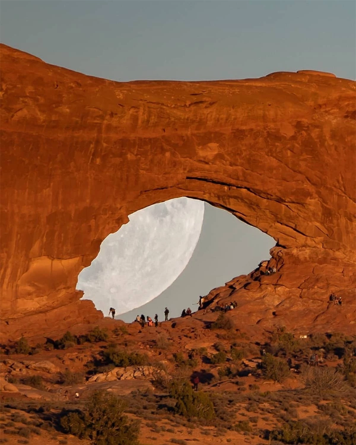 Hình ảnh siêu thực về mặt trăng khổng lồ trong sa mạc - Ảnh 2.