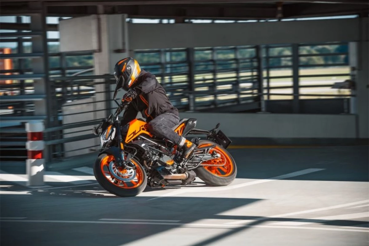 KTM 200 Duke sử dụng mâm 17 inch với bộ lốp ở phía trước và sau có kích thước lần lượt là 110 và 140.