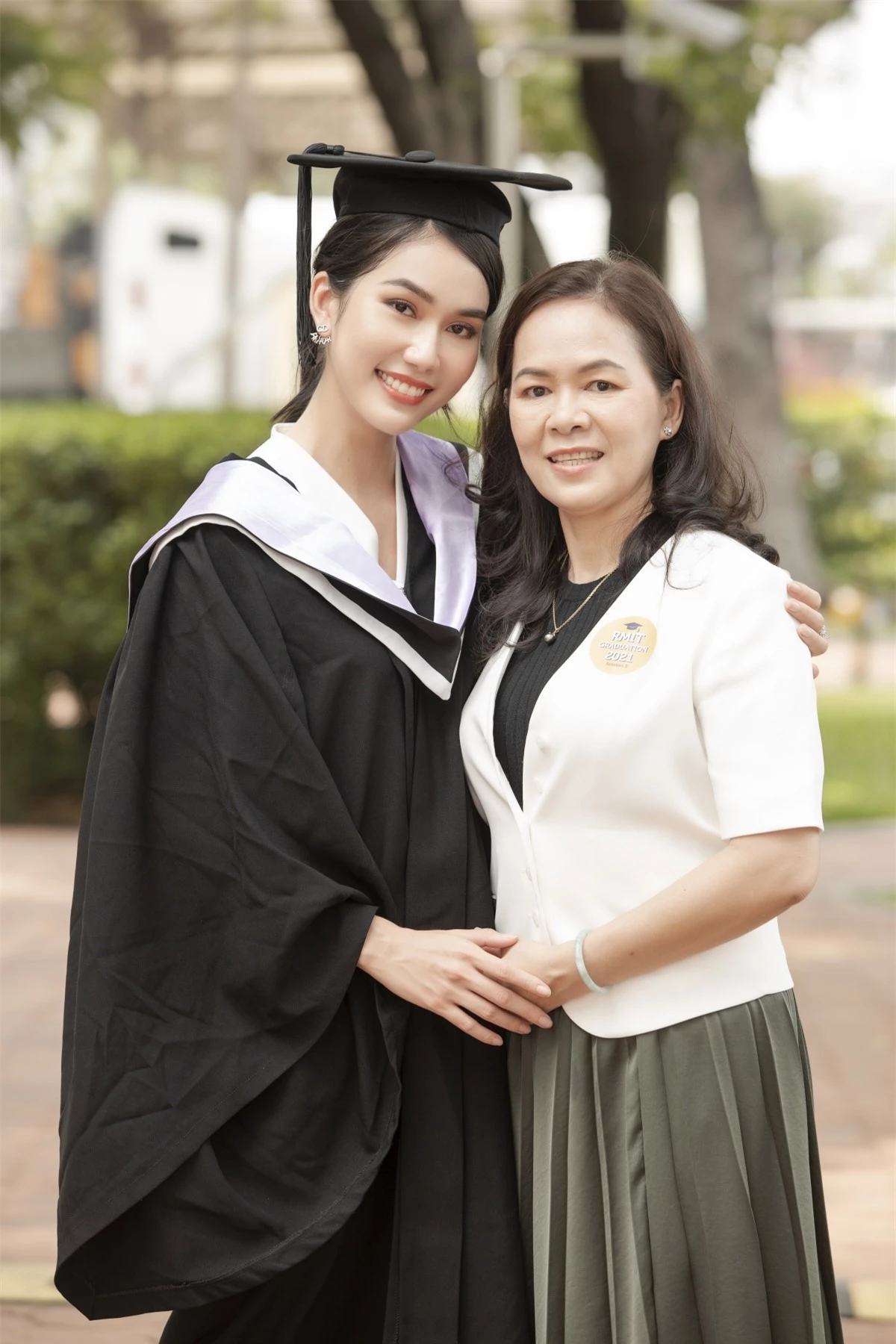 Người thân, bạn bè và giảng viên cũng đến chúc mừng cho người đẹp trong ngày lễ tốt nghiệp. Cô vui mừng chia sẻ niềm hạnh phúc bên mẹ của mình.
